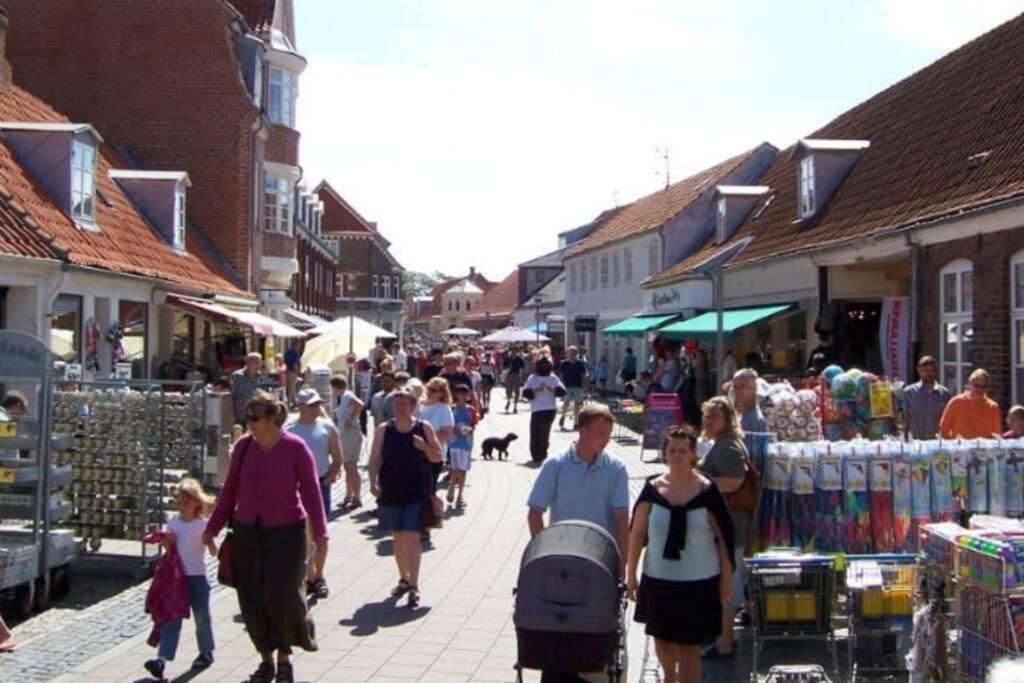 Hyggeligt Lille Byhus Lige Mellem Havnen Og Bytorv Ringkobing Bagian luar foto